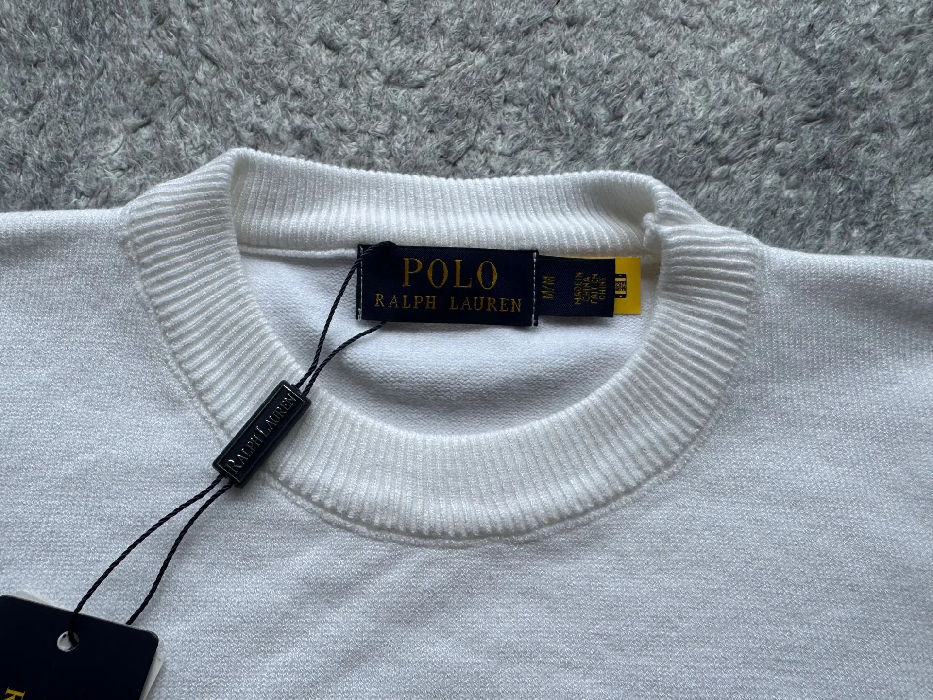 P180 Polo Ralph solid color logo embroidered knitted long-sleeved sweater ✅ Great texture: knitted fabric, soft and waxy to the touch, very comfortable to wear next to the body, and very warm. It is suitable for wearing alone in the winter in the south or as a base layer in the north. ✅ Slimming version: The round neck design is classic and durable, and will not look bloated. Instead, it has a slimming effect and is friendly to all body types. ✅Versatile and practical: Whether it is worn with suit pants for commuting or jeans for leisure, it can be easily worn, and one piece can be used for several pieces! ✅Pony embroidery is simple yet a little refined!  Color: Black White Size M L